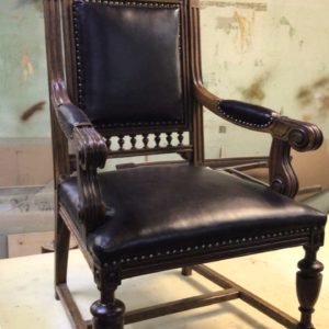 Антикварная перетяжка старинного кресла