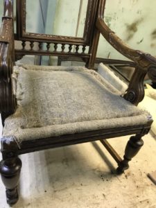 Антикварная Перетяжка старинного кресла