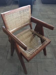 Плетение вручную сиденья кресла натуральным ротангом